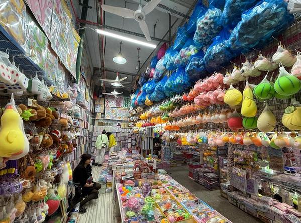 网红玩具“捏捏乐”为何屡陷安全争议?