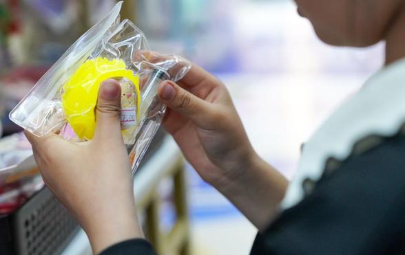 网红玩具“捏捏乐”为何屡陷安全争议?