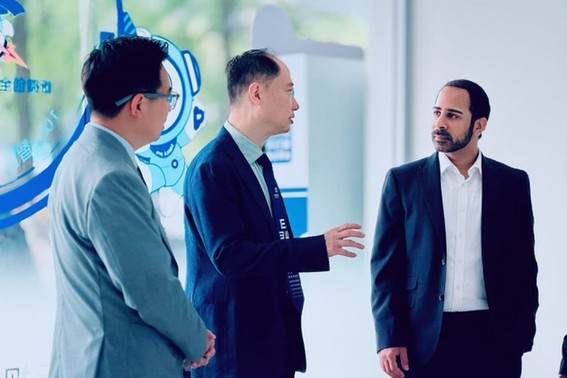 英国资深视光专家Sundeep到访朝聚眼科医院，共促老视手术规范化发展