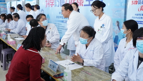 2025年全国肿瘤防治宣传周 中国癌症基金会义诊走进山西省永和县