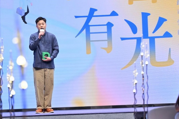 从“屏对屏”到“心连心”:2025中国医师节特别活动见证线上医患温情 从“屏对屏”到“心连心”:2025中国医师节特别活动见证线上医患温情