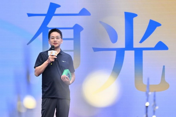 从“屏对屏”到“心连心”:2025中国医师节特别活动见证线上医患温情 从“屏对屏”到“心连心”:2025中国医师节特别活动见证线上医患温情