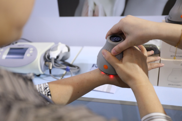 2025世界智能产业博览会开幕 中国原创聚焦超声技术亮相展示