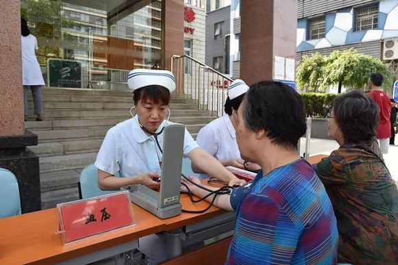 北京普仁医院党委开展庆“七一”义诊咨询活动